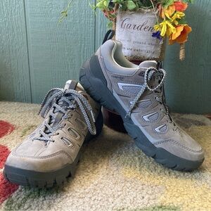 Oboz Size 8 Sawtooth low lace up waterproof hiking shoes